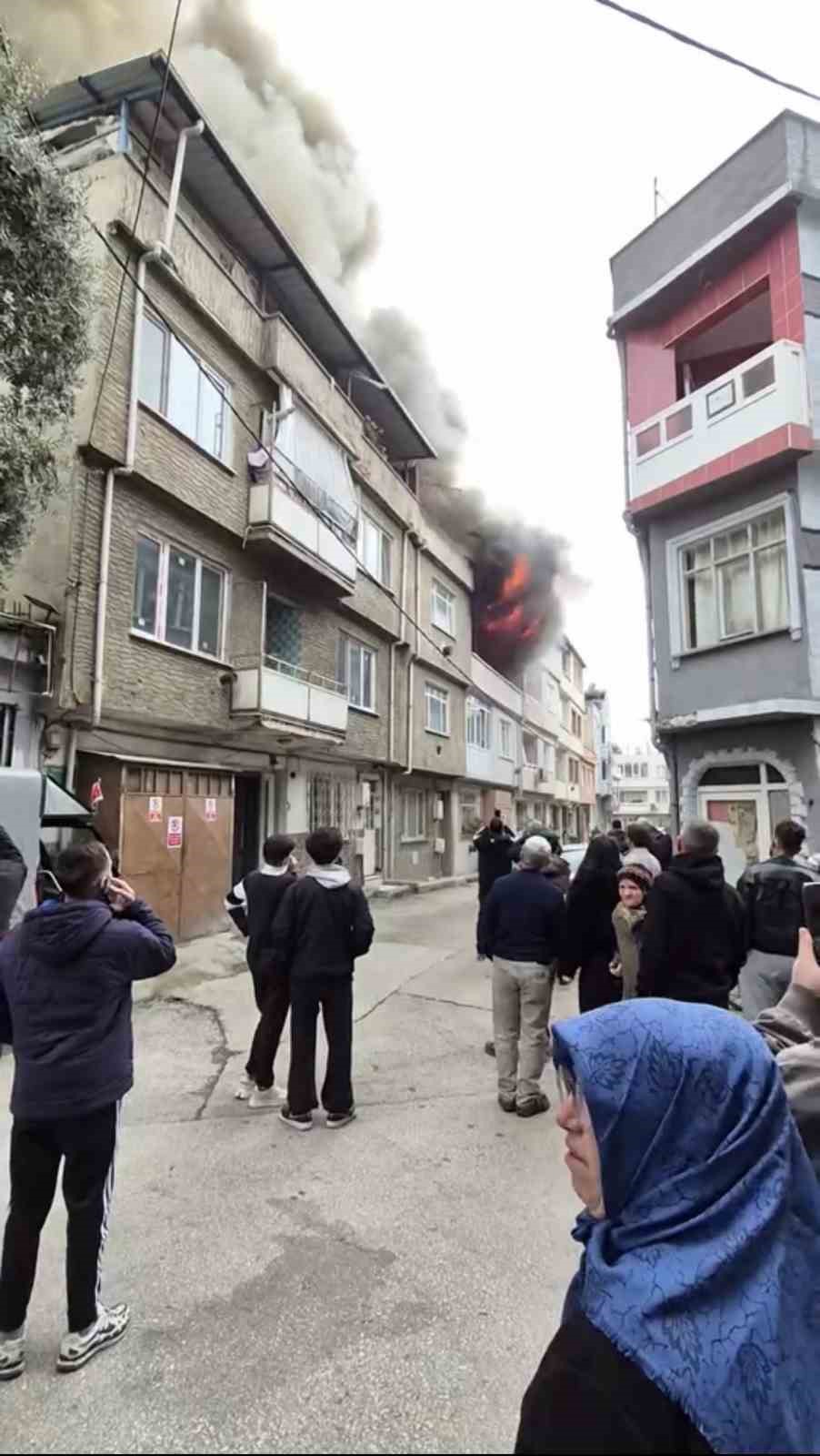Bursa’da binanın çatısı alevlere teslim oldu
