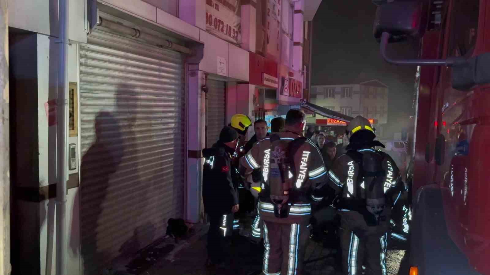 Bursa’da bir depoda çıkan yangın itfaiye ekiplerini harekete geçirdi
