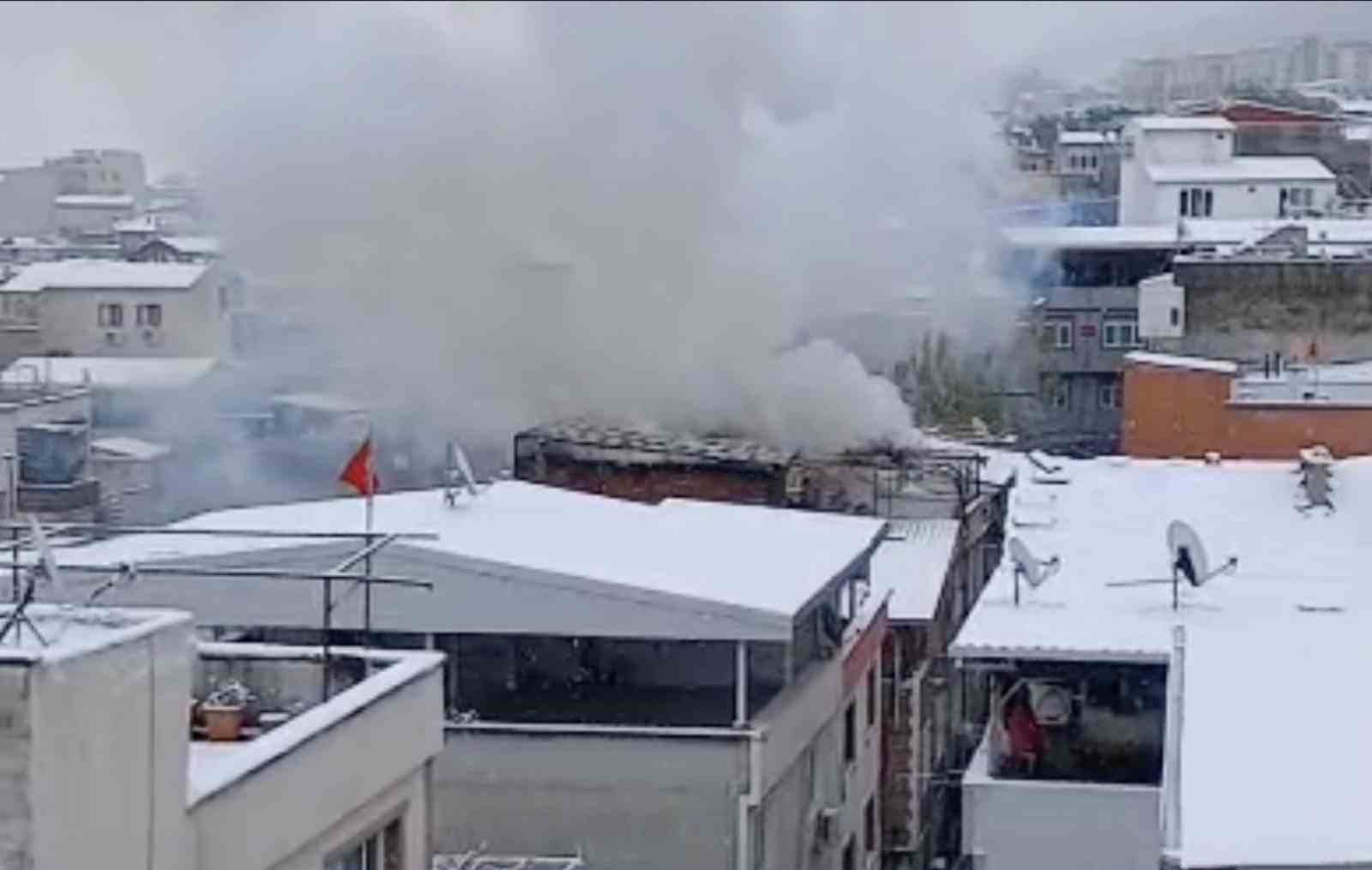Bursa’da çatı katı yangını korkuttu
