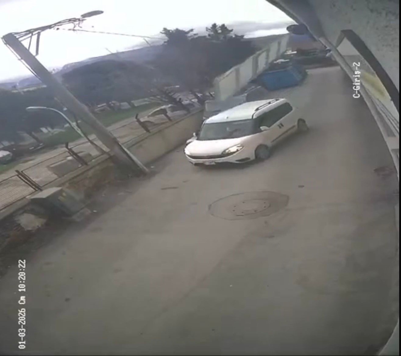 Bursa’da çatı ve prefabrik evler böyle uçtu, ağaçlar kırıldı
