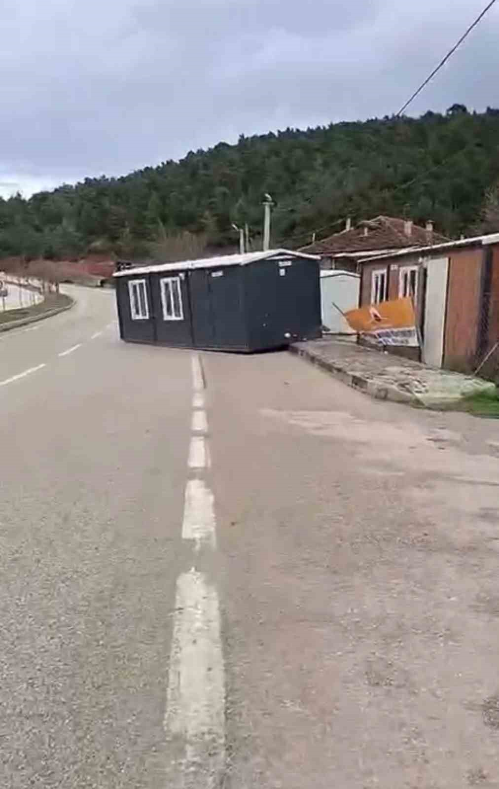 Bursa’da çatı ve prefabrik evler böyle uçtu, ağaçlar kırıldı
