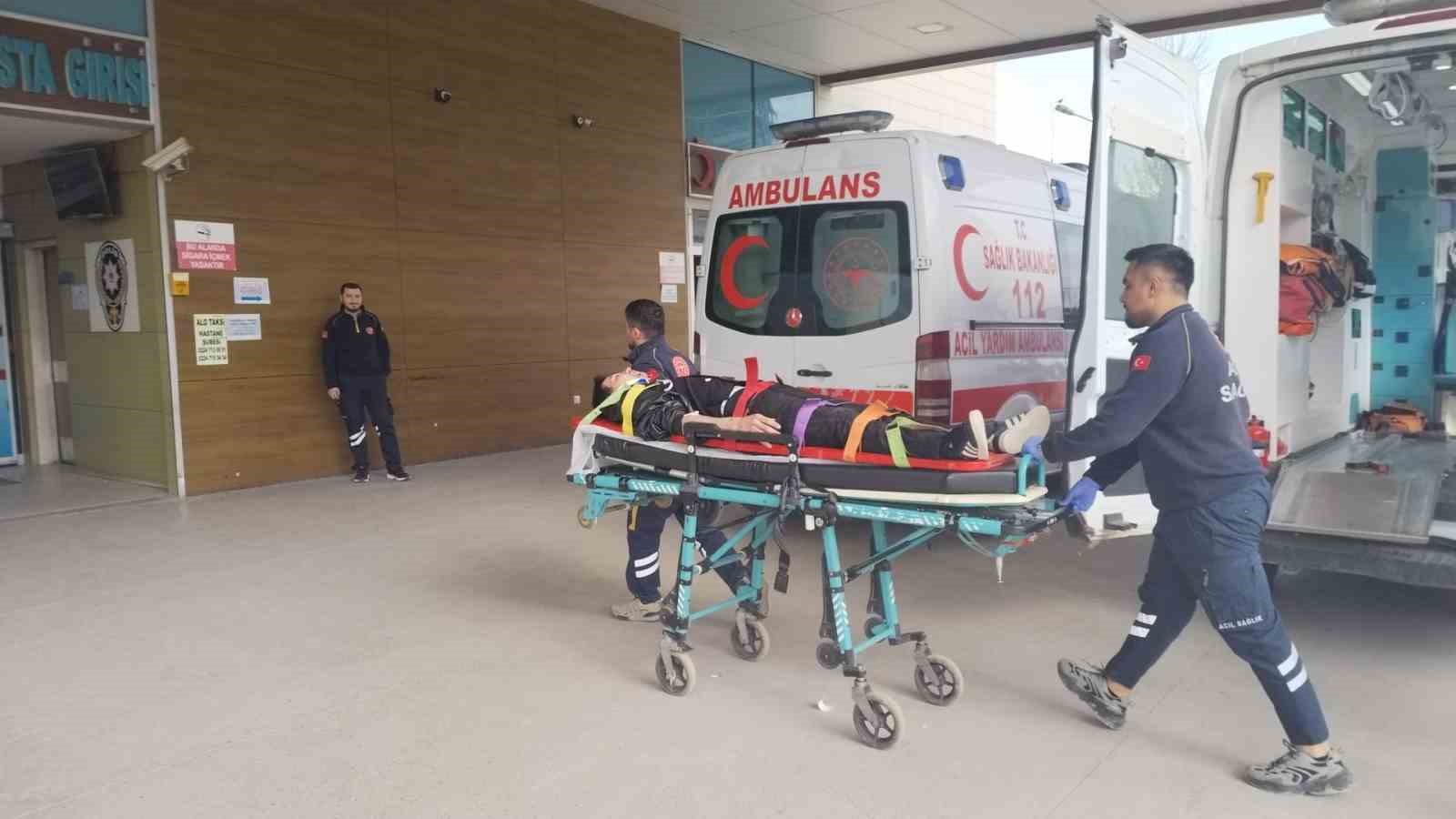 Bursa’da cip ile motosiklet çarpıştı, 2 kişi yaralandı: Kaza anı kamerada
