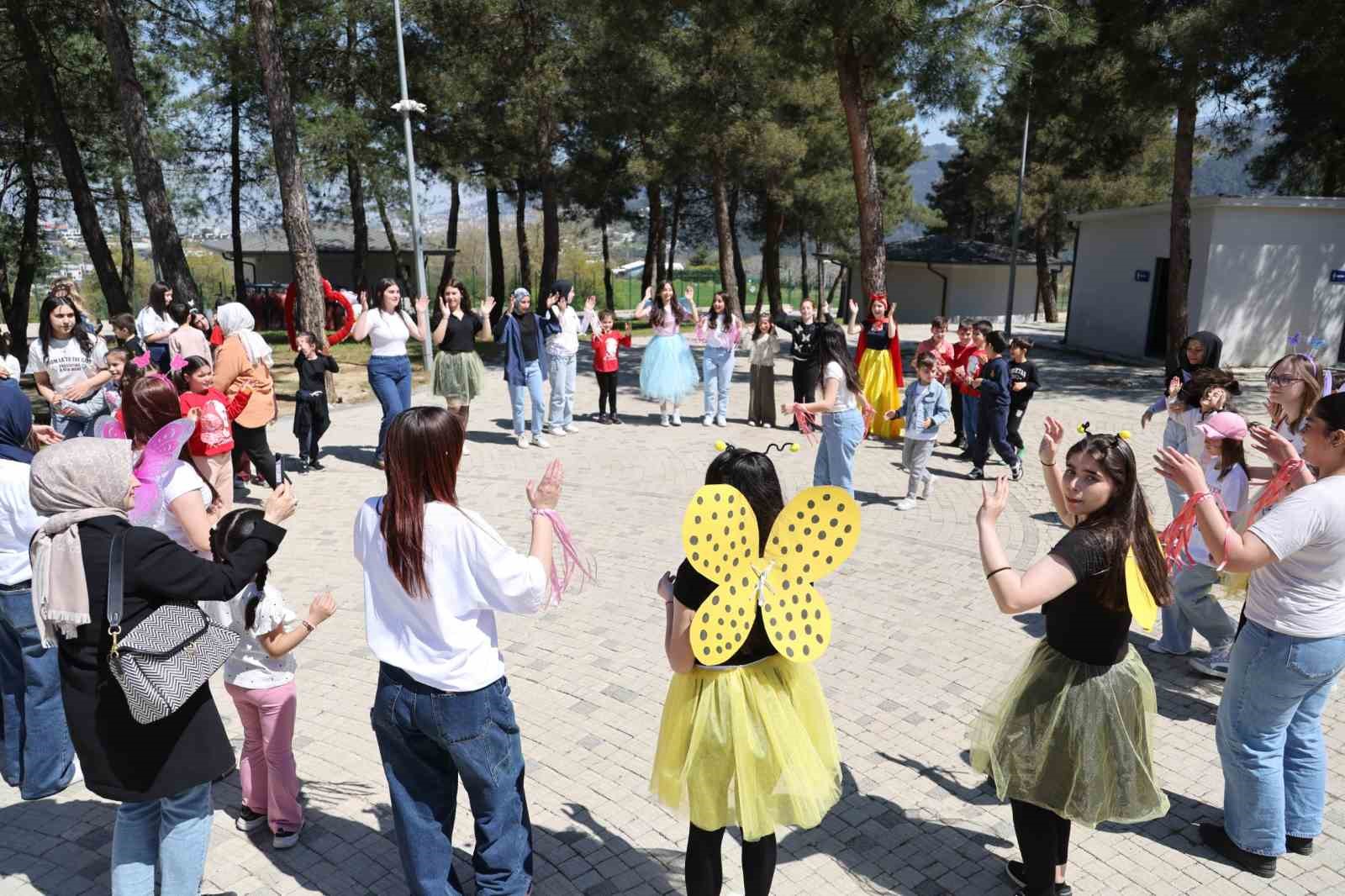 Bursa’da çocuklar patili dostlarla buluştu
