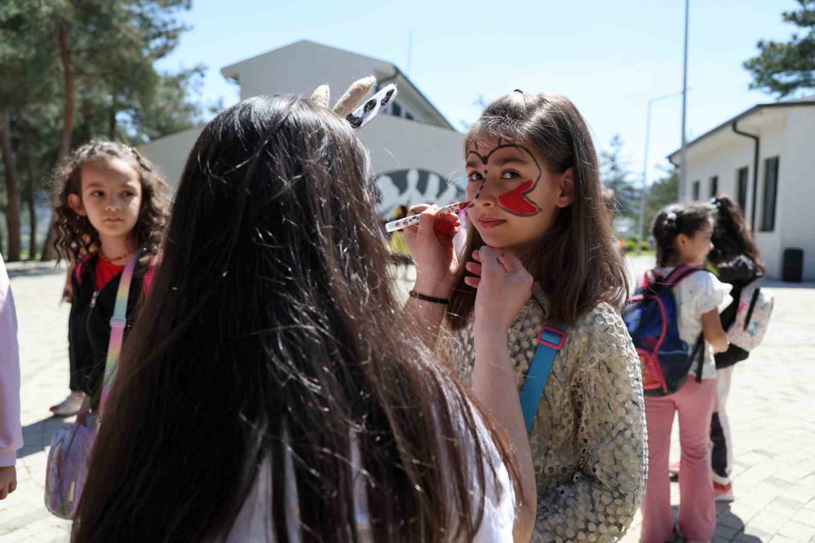 Bursa’da çocuklar patili dostlarla buluştu
