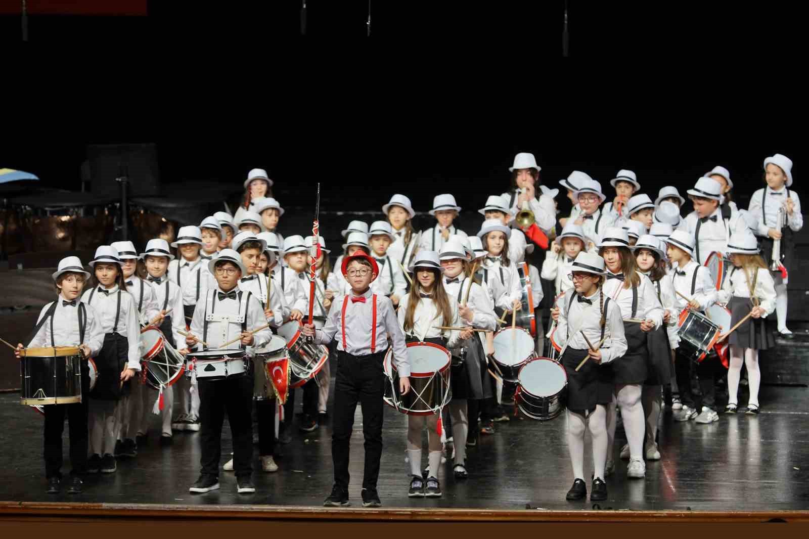 Bursa’da çocukların sesi senfoniyle yükseldi
