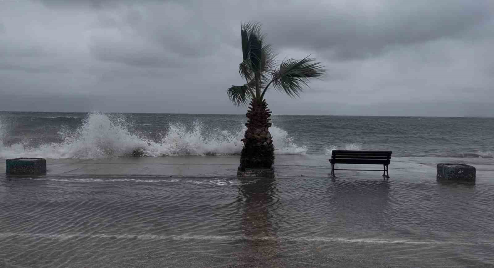 Bursa’da denizle kara birleşti, sokaklar göle döndü
