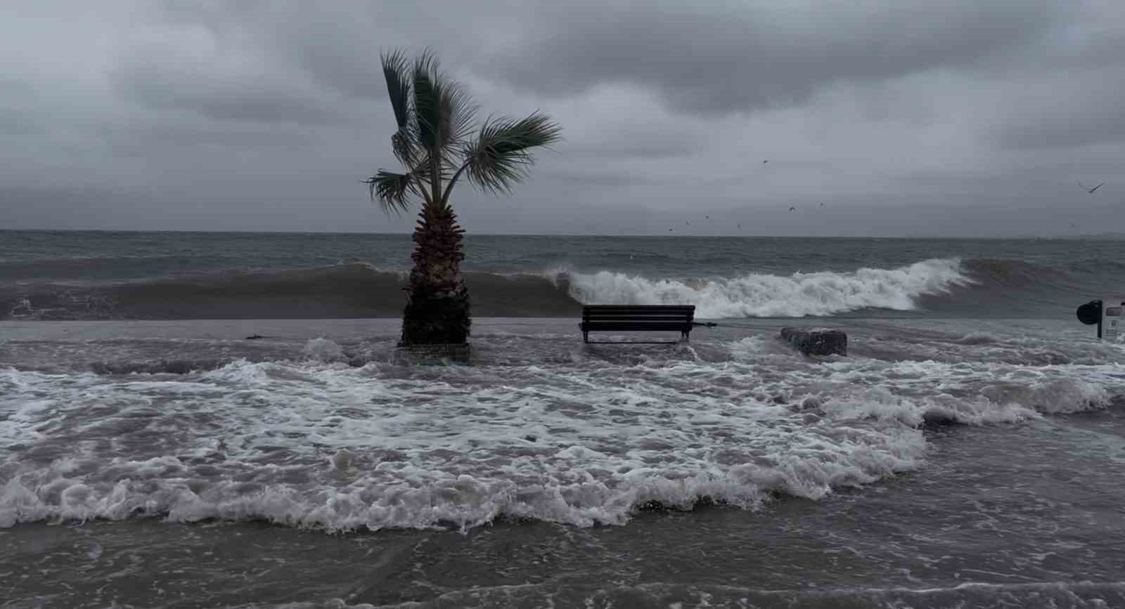 Bursa’da denizle kara birleşti, sokaklar göle döndü

