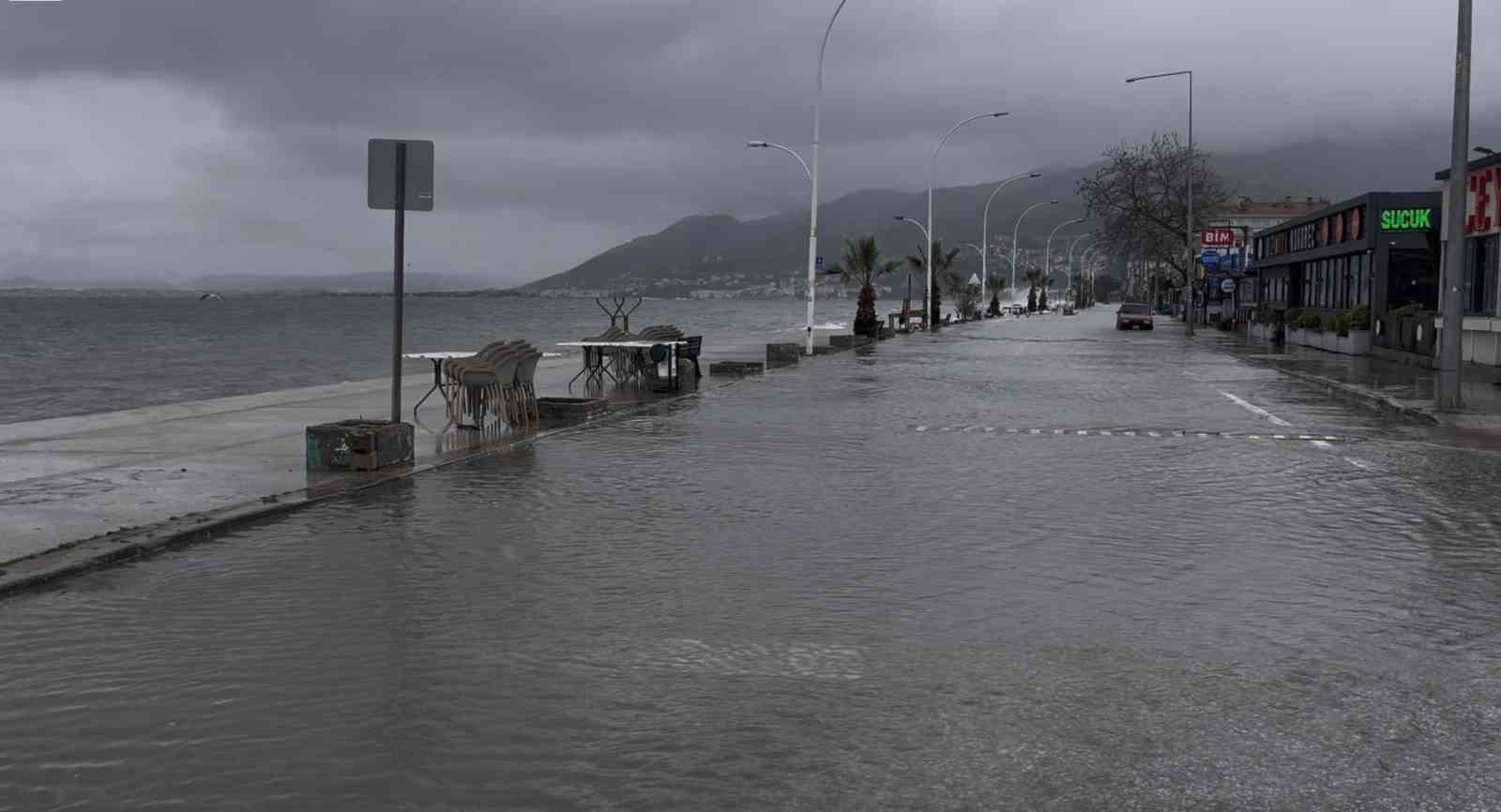 Bursa’da denizle kara birleşti, sokaklar göle döndü
