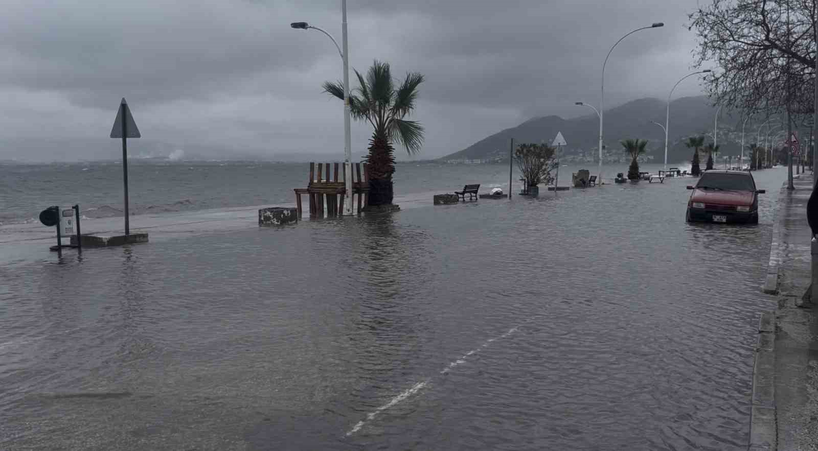 Bursa’da denizle kara birleşti, sokaklar göle döndü
