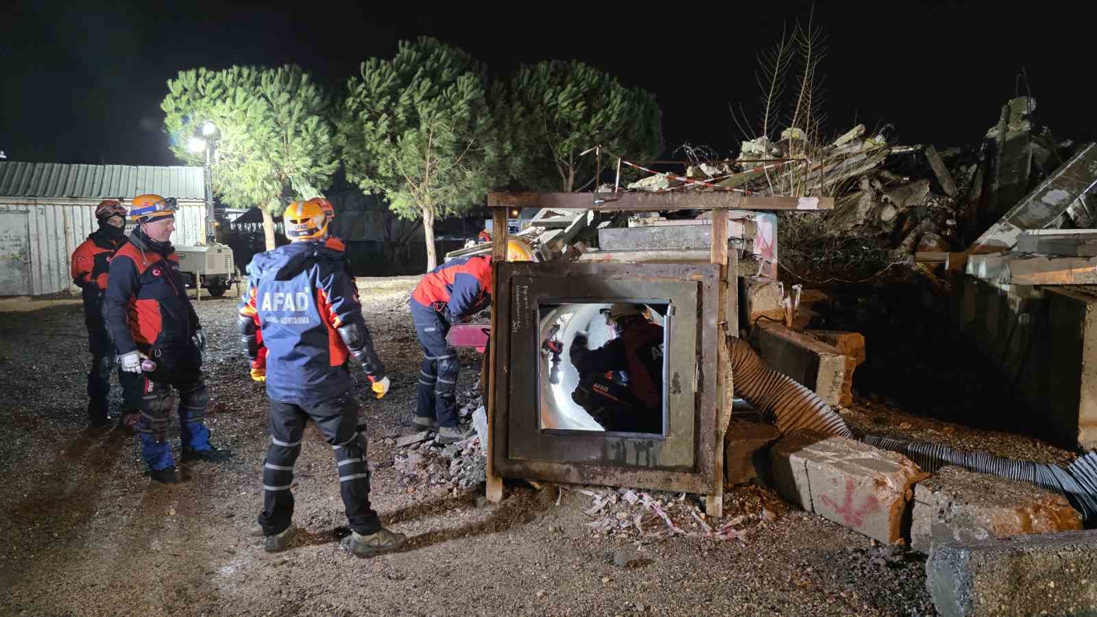 Bursa’da deprem tatbikatı gerçeğini aratmadı
