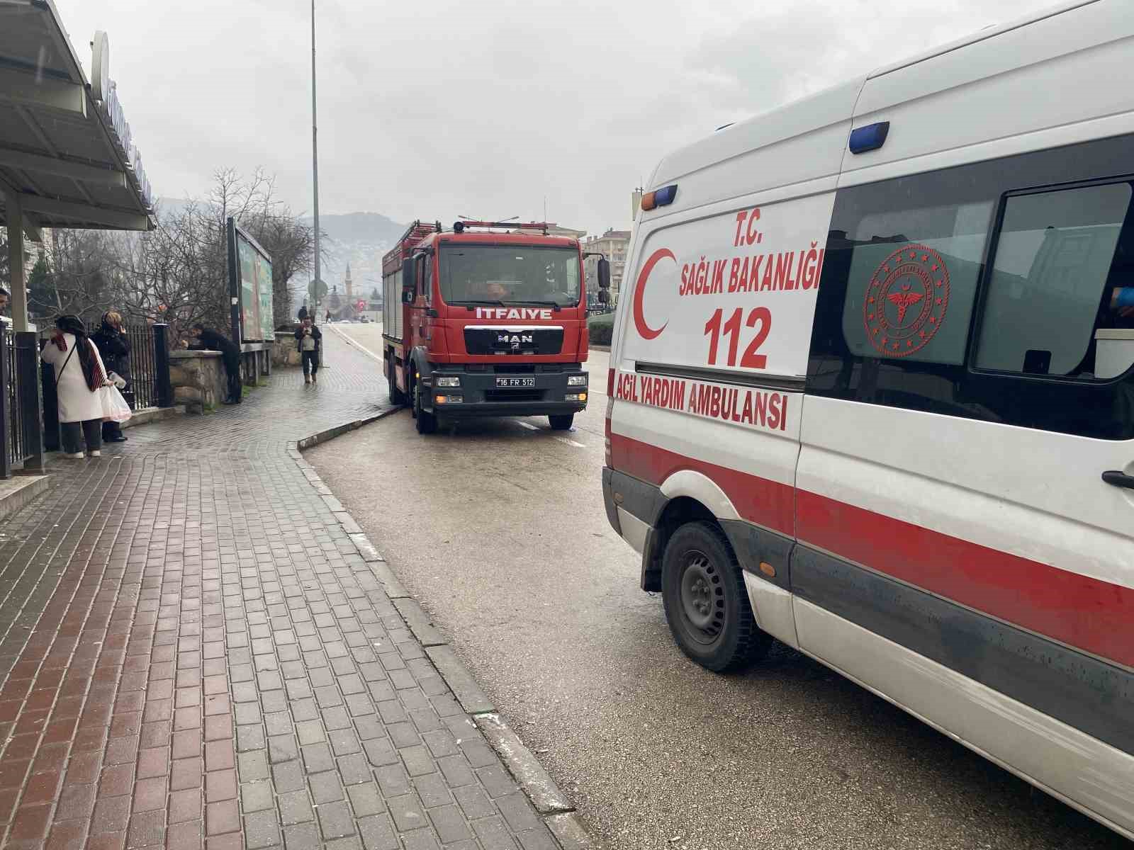 Bursa’da dereye düşen adam kalp masajıyla hayata döndürüldü
