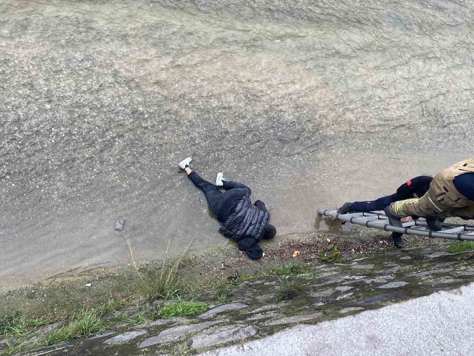 Bursa’da dereye düşen adam kalp masajıyla hayata döndürüldü
