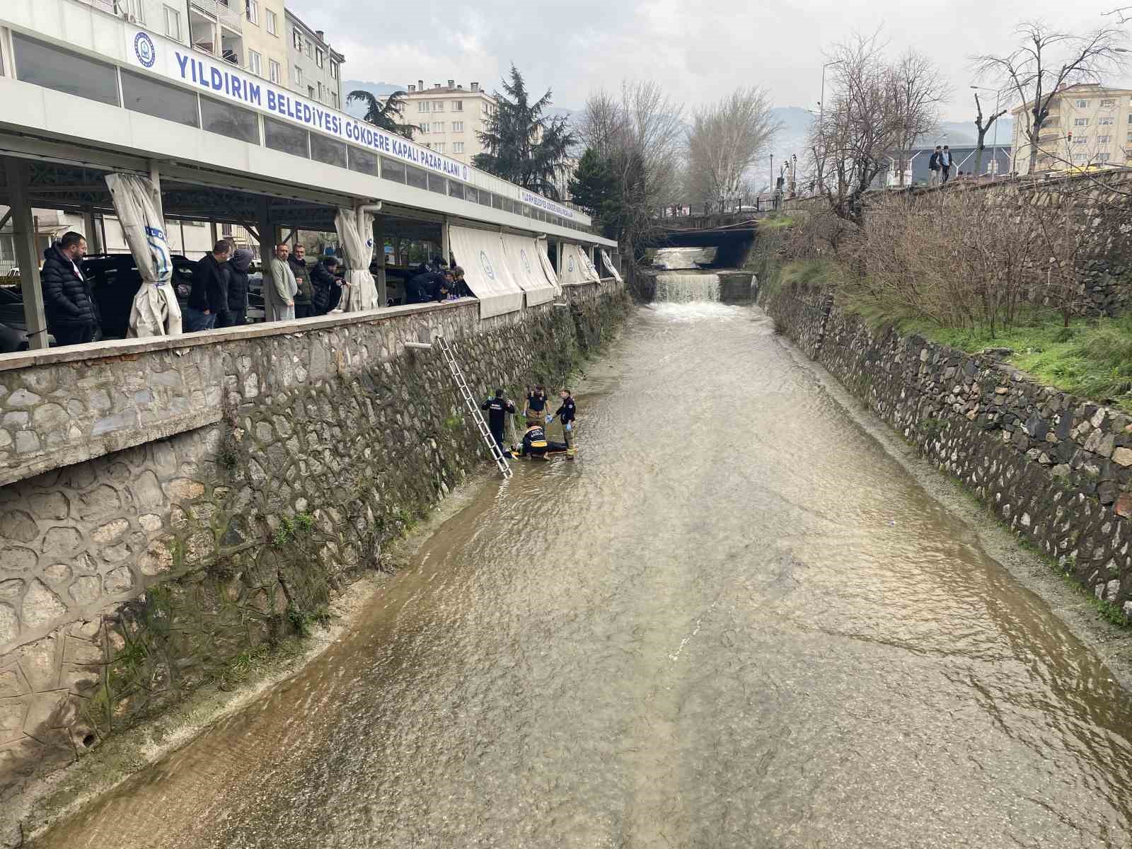 Bursa’da dereye düşen adam kalp masajıyla hayata döndürüldü
