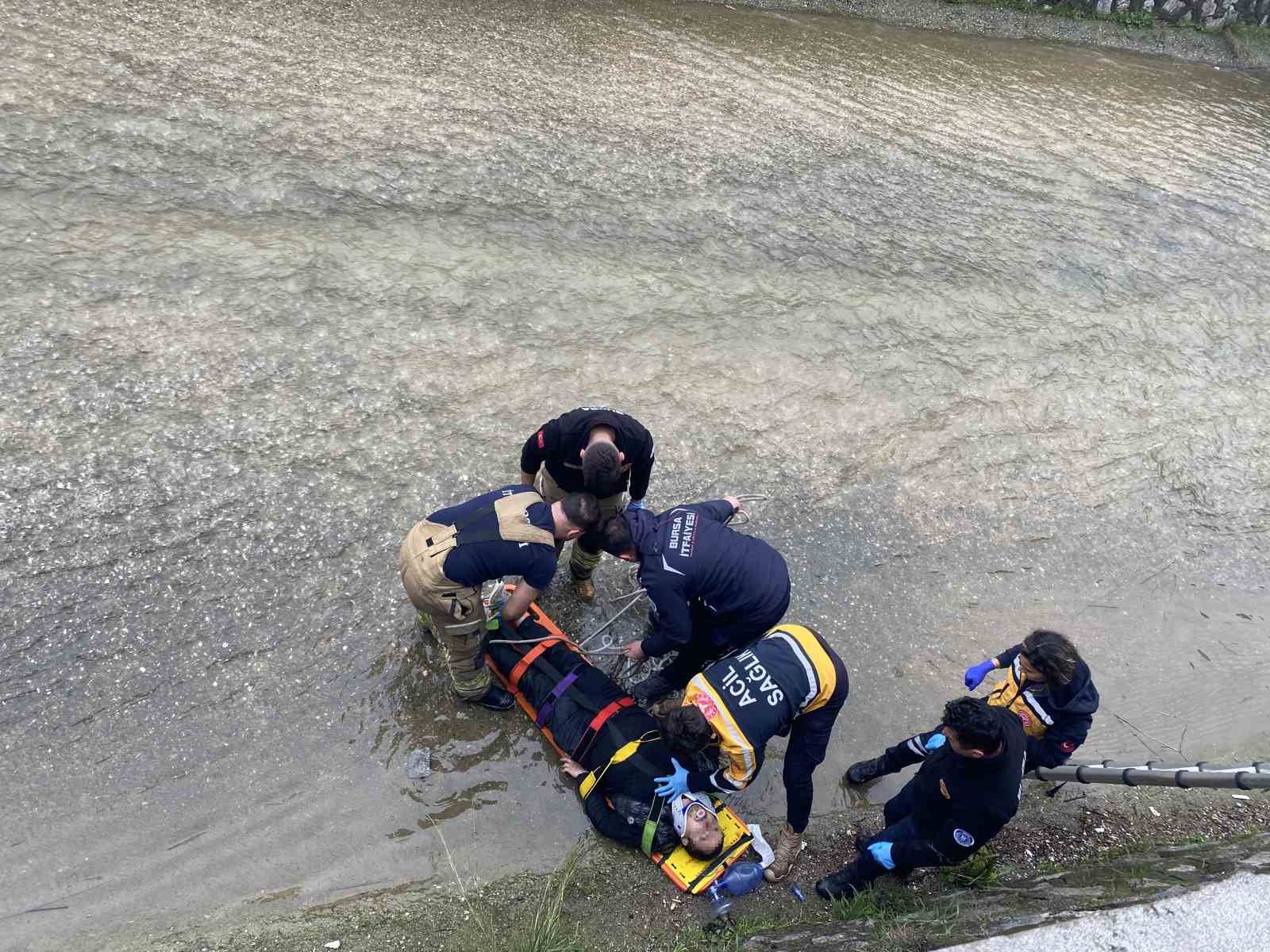 Bursa’da dereye düşen adam kalp masajıyla hayata döndürüldü
