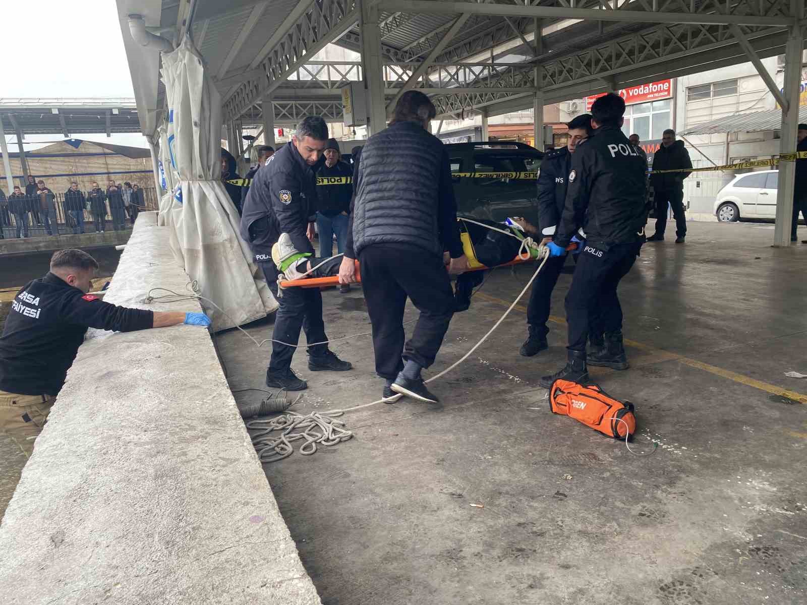 Bursa’da dereye düşen adam kalp masajıyla hayata döndürüldü
