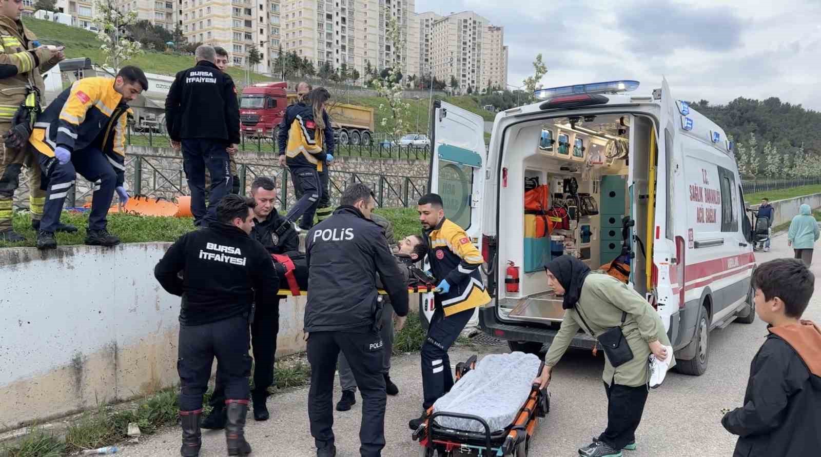 Bursa’da dereye düşen adamı ekipler kurtardı
