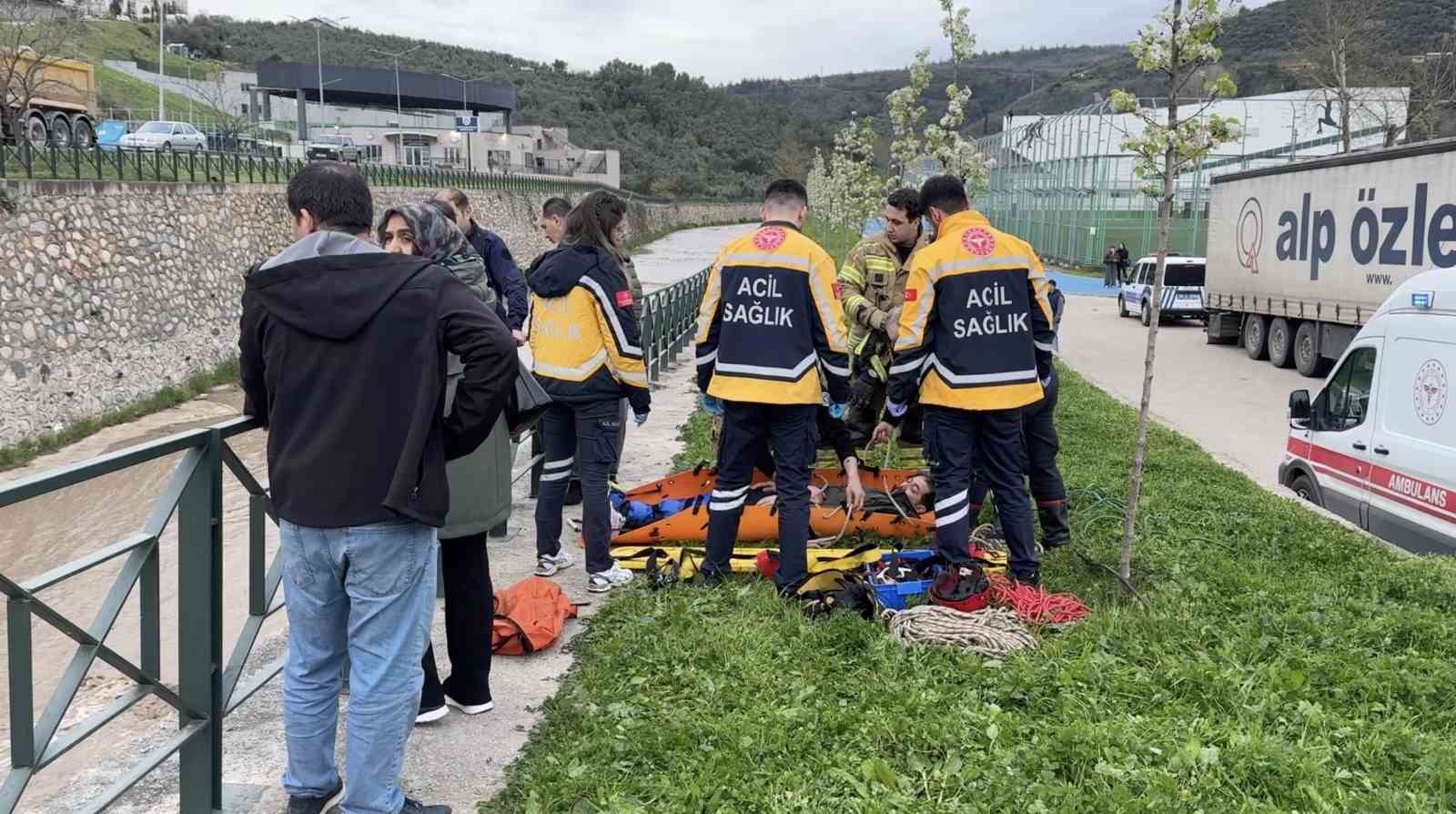 Bursa’da dereye düşen adamı ekipler kurtardı
