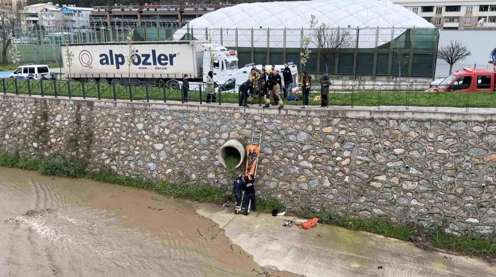 Bursa’da dereye düşen adamı ekipler kurtardı
