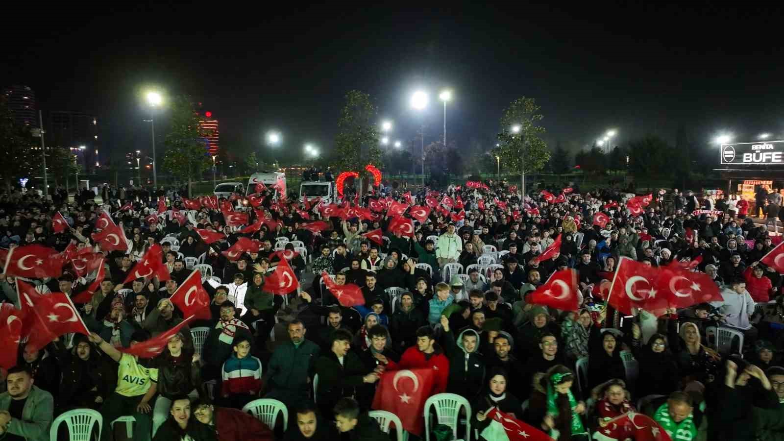 Bursa’da dev ekranda milli coşku
