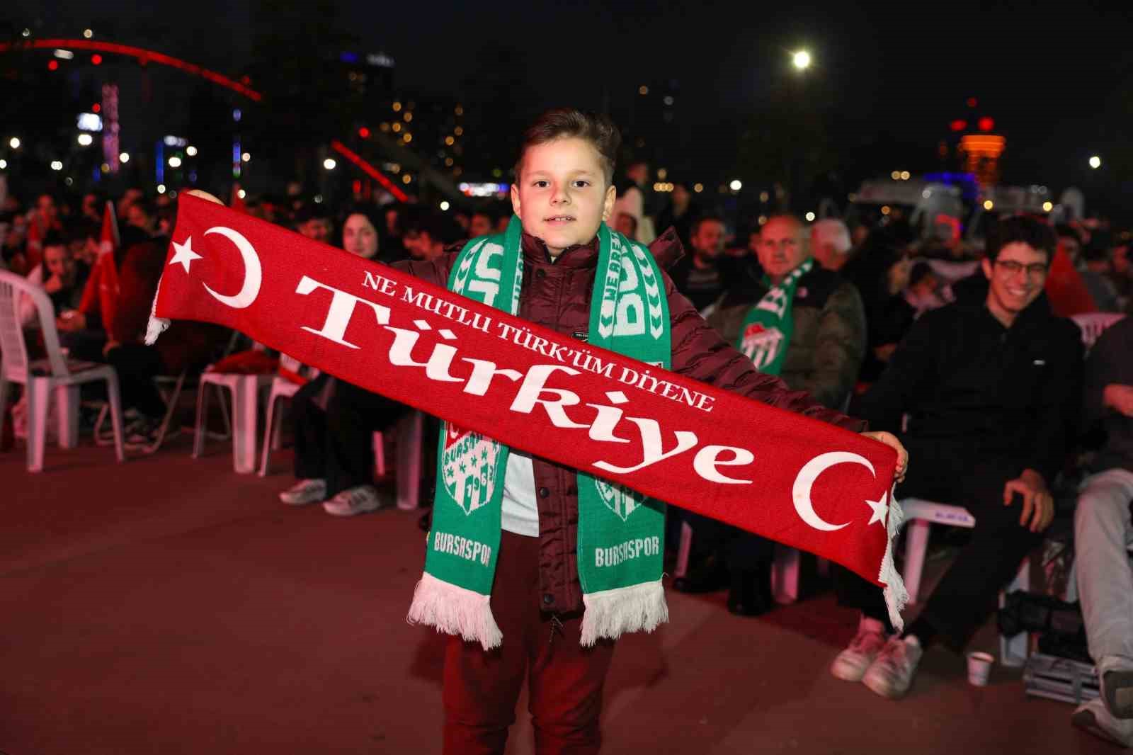 Bursa’da dev ekranda milli coşku
