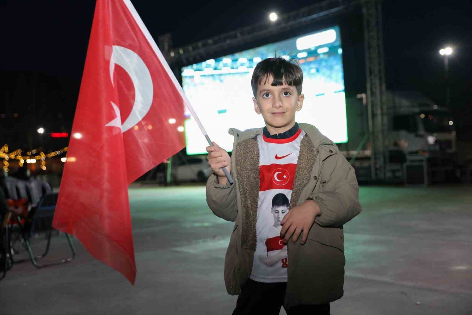 Bursa’da dev ekranda milli coşku
