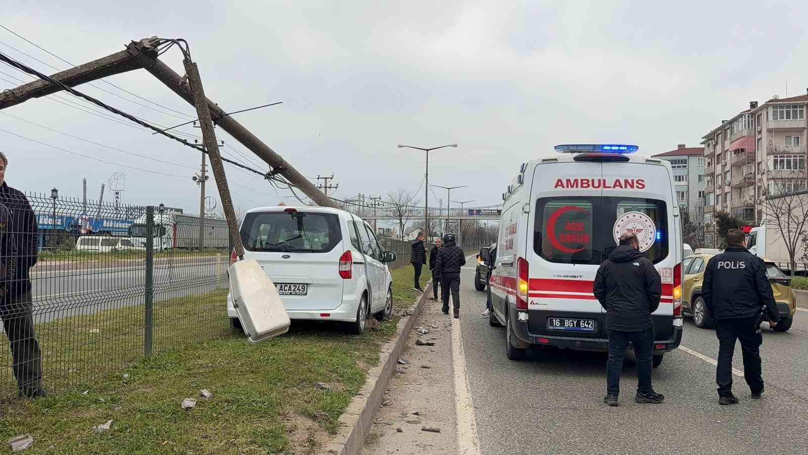 Bursa’da direğe çarpan otomobildeki, 2 kişi yaralandı
