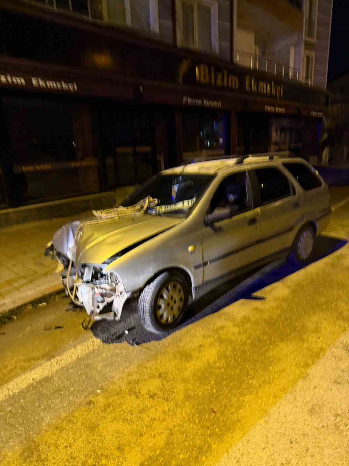 Bursa’da direksiyon hakimiyetini kaybeden sürücü direğe çarptı
