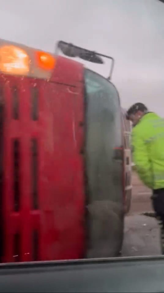 Bursa’da direksiyon hakimiyetini kaybeden sürücü fabrikaya çarptı: 2 yaralı
