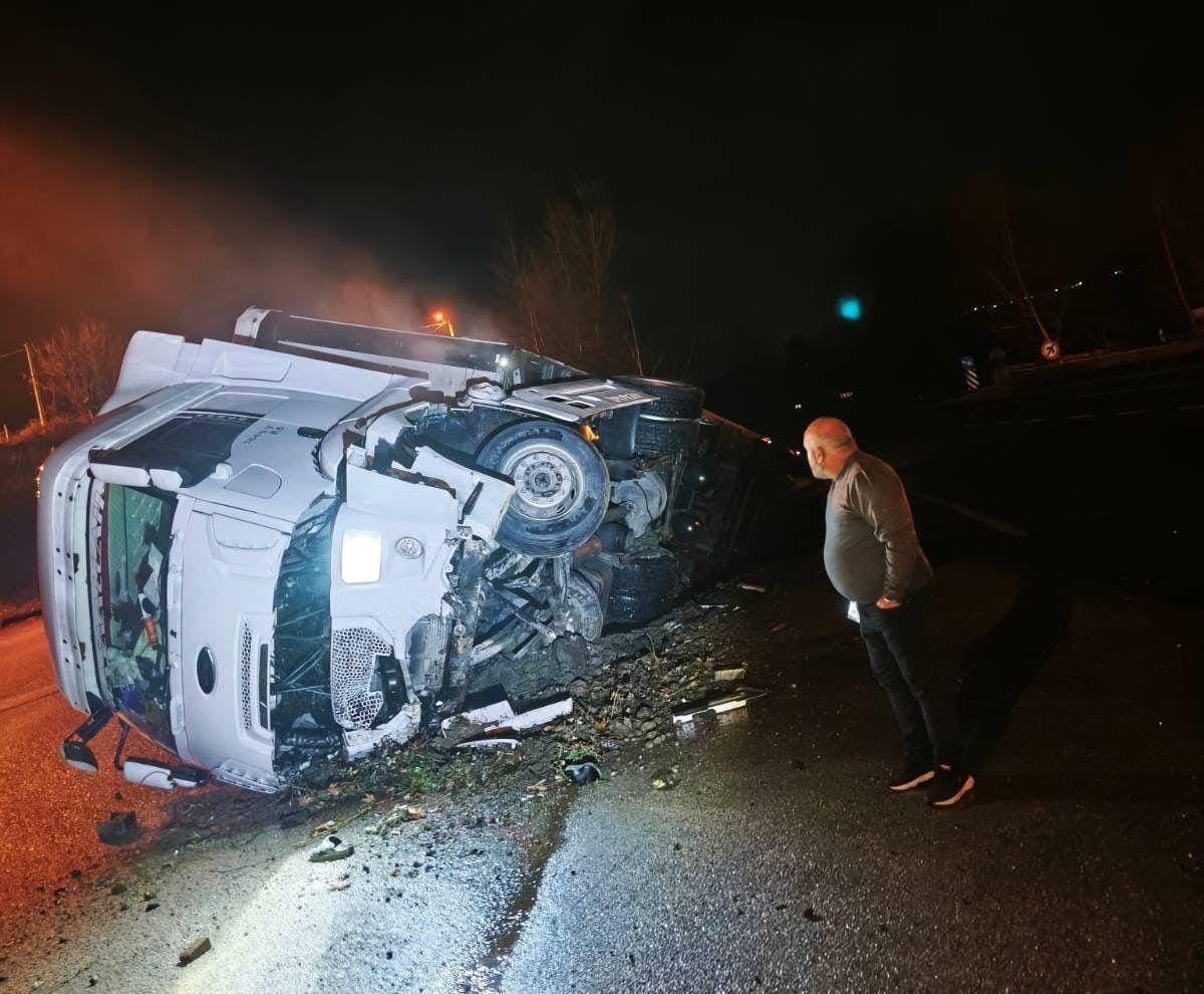 Bursa’da direksiyon hakimiyetini kaybeden tır kanala uçtu
