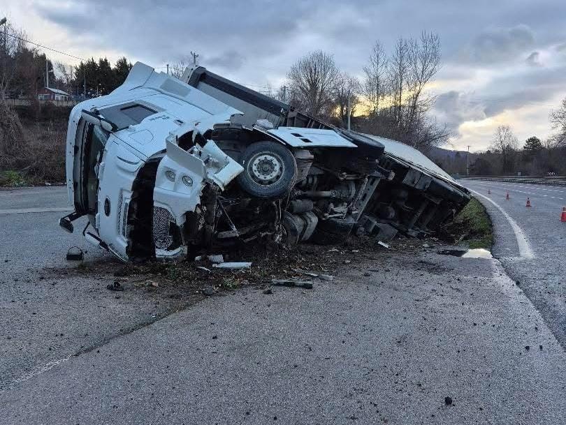 Bursa’da direksiyon hakimiyetini kaybeden tır kanala uçtu
