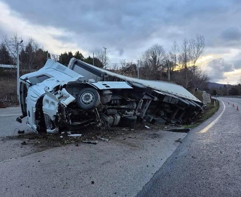 Bursa’da direksiyon hakimiyetini kaybeden tır kanala uçtu
