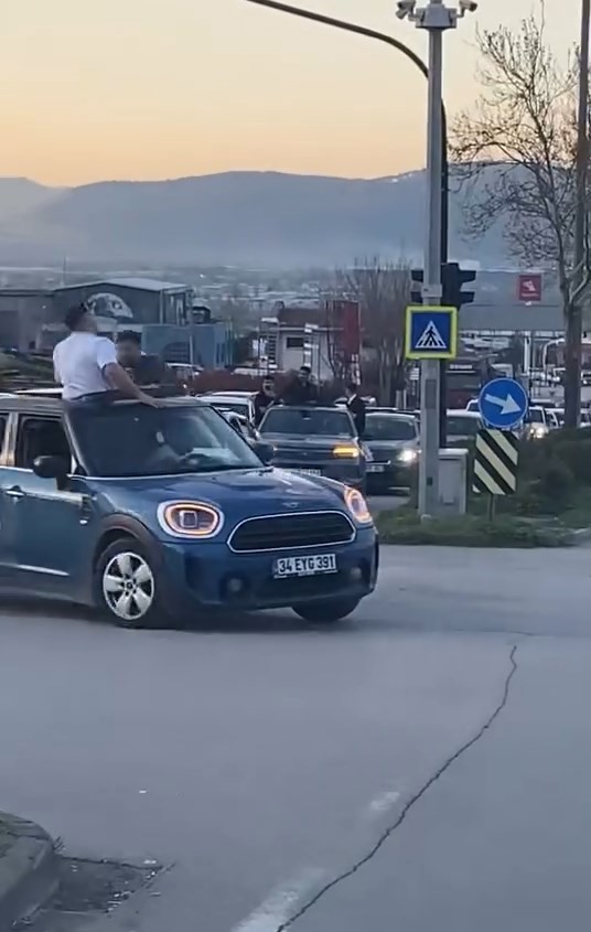 Bursa’da düğün konvoyu tehlike saçtı
