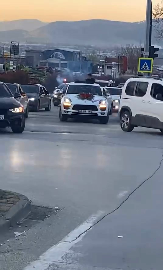 Bursa’da düğün konvoyu tehlike saçtı
