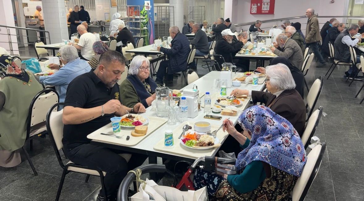 Bursa’da duygulandıran iftar
Bursa’da duygulandıran iftar