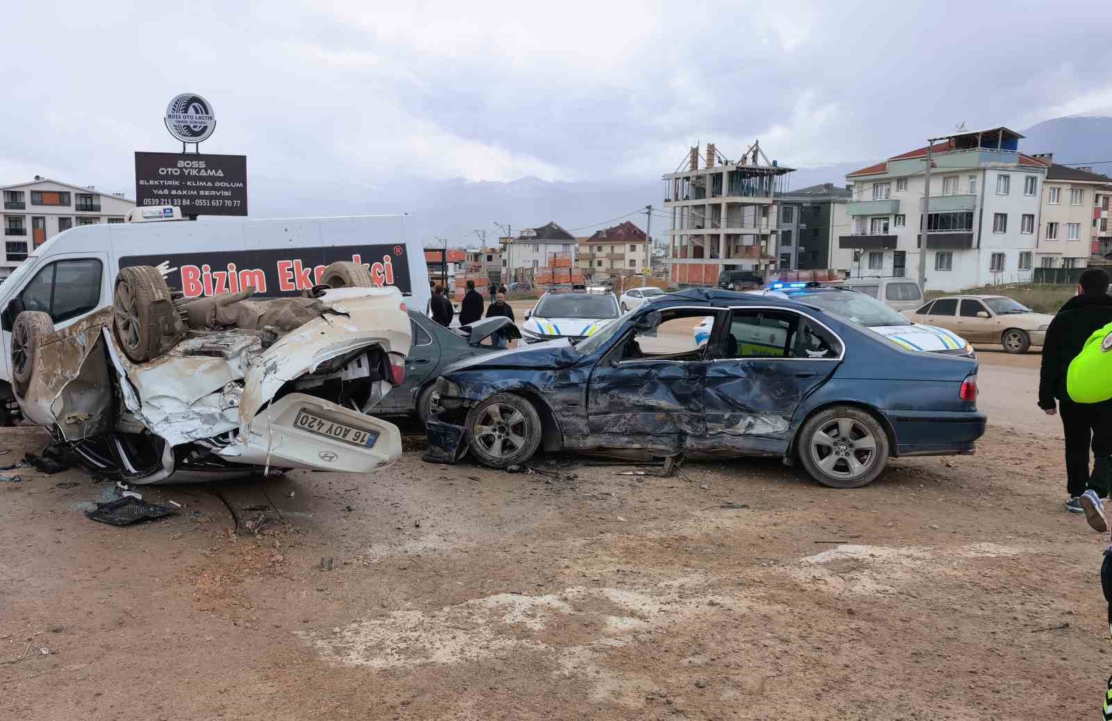 Bursa’da ehliyetsiz sürücü, park halindeki araçlara çarptı: 8 öğrenci yaralandı
