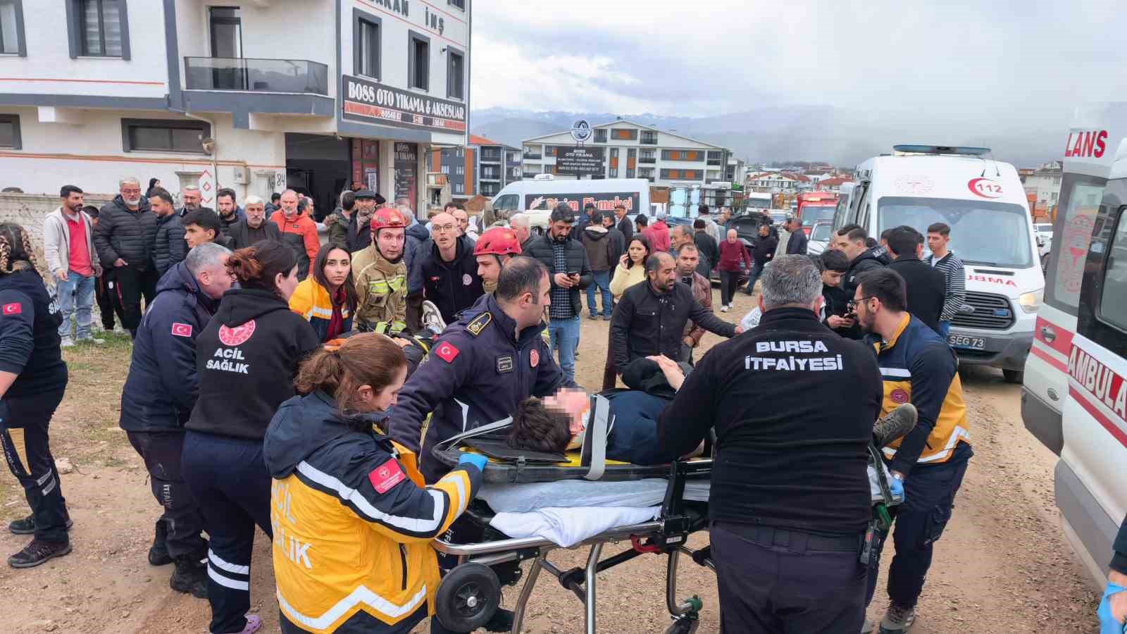 Bursa’da ehliyetsiz sürücü, park halindeki araçlara çarptı: 8 öğrenci yaralandı
