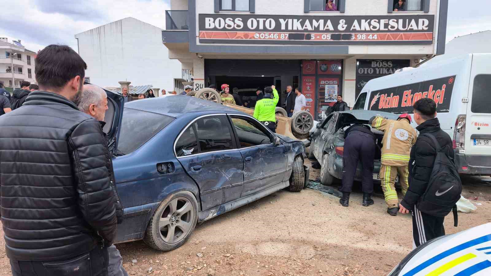 Bursa’da ehliyetsiz sürücü, park halindeki araçlara çarptı: 8 öğrenci yaralandı
