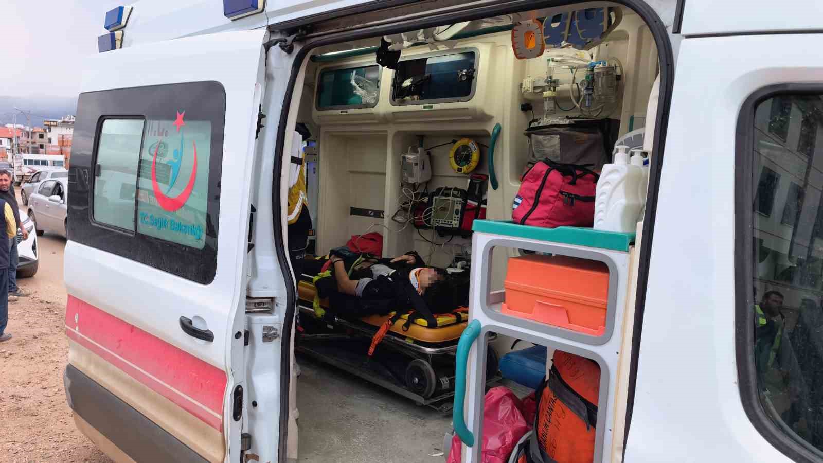 Bursa’da ehliyetsiz sürücü, park halindeki araçlara çarptı: 8 öğrenci yaralandı
