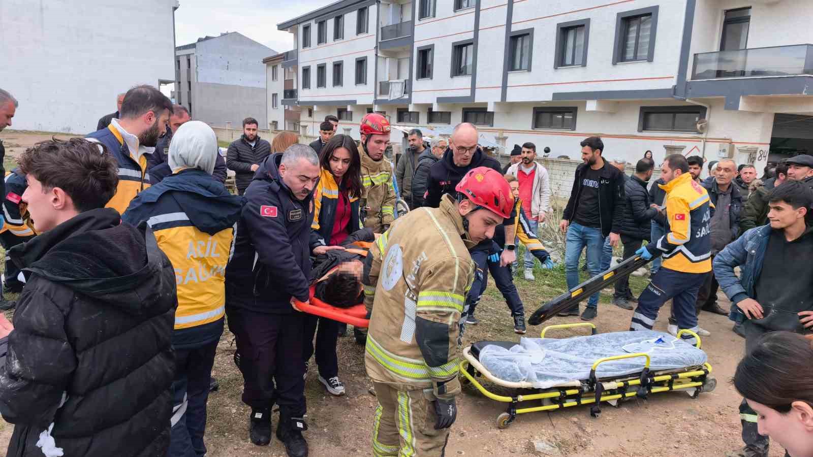 Bursa’da ehliyetsiz sürücü, park halindeki araçlara çarptı: 8 öğrenci yaralandı
