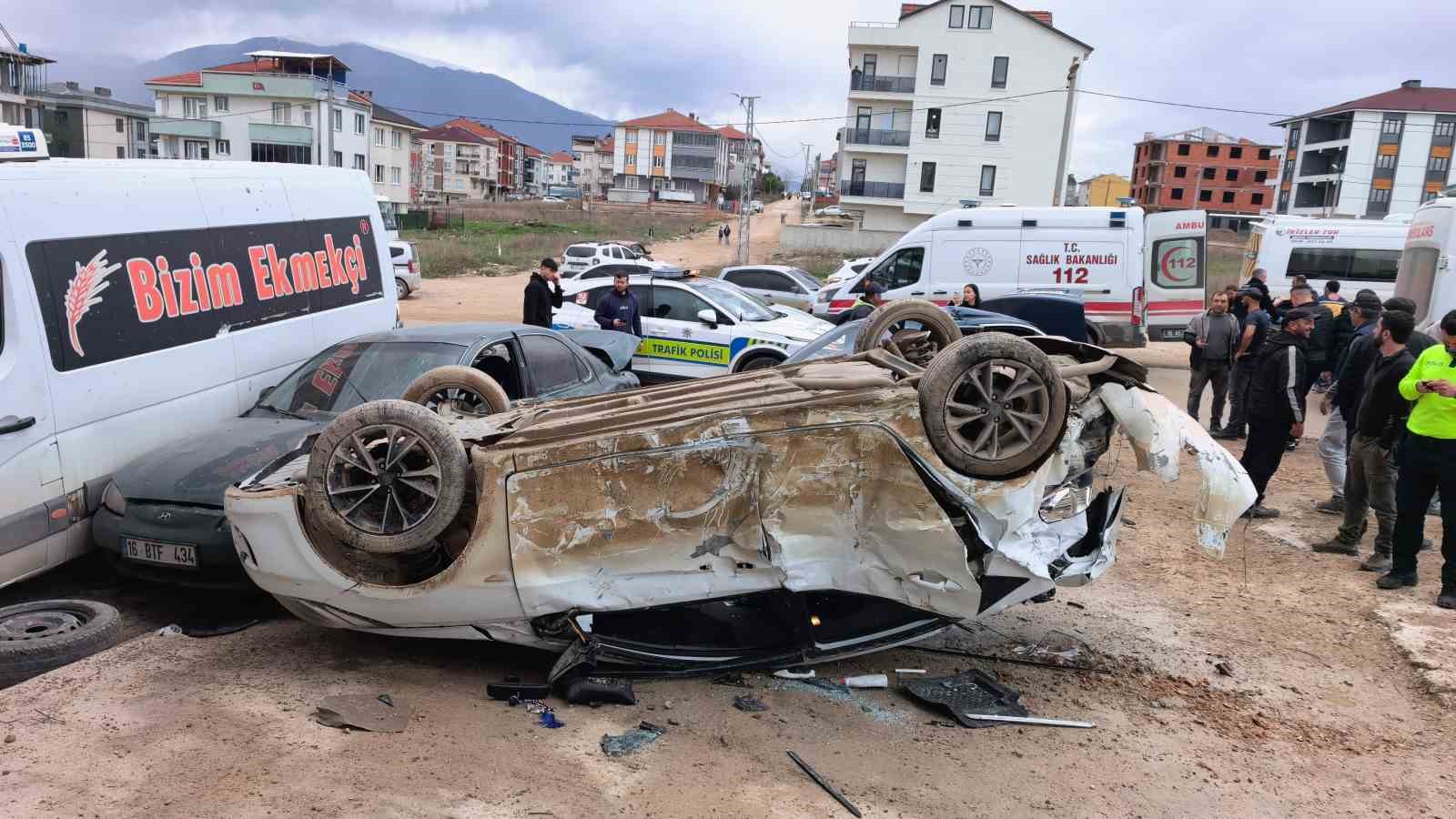 Bursa’da ehliyetsiz sürücü, park halindeki araçlara çarptı: 8 öğrenci yaralandı
