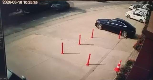 Bursa’da faciadan dönüldü: Tır otomobili metrelerce sürükledi
