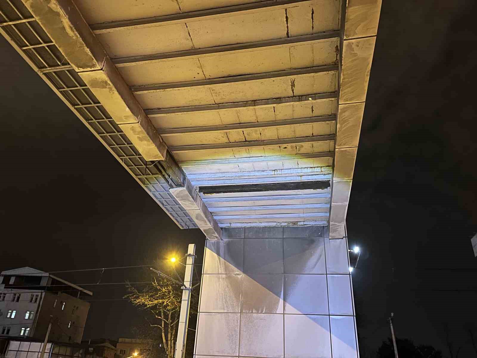 Bursa’da faciaya ramak kala, ağır demir aracın önüne düştü
Bursa’da faciaya ramak kala, ağır demir aracın önüne düştü