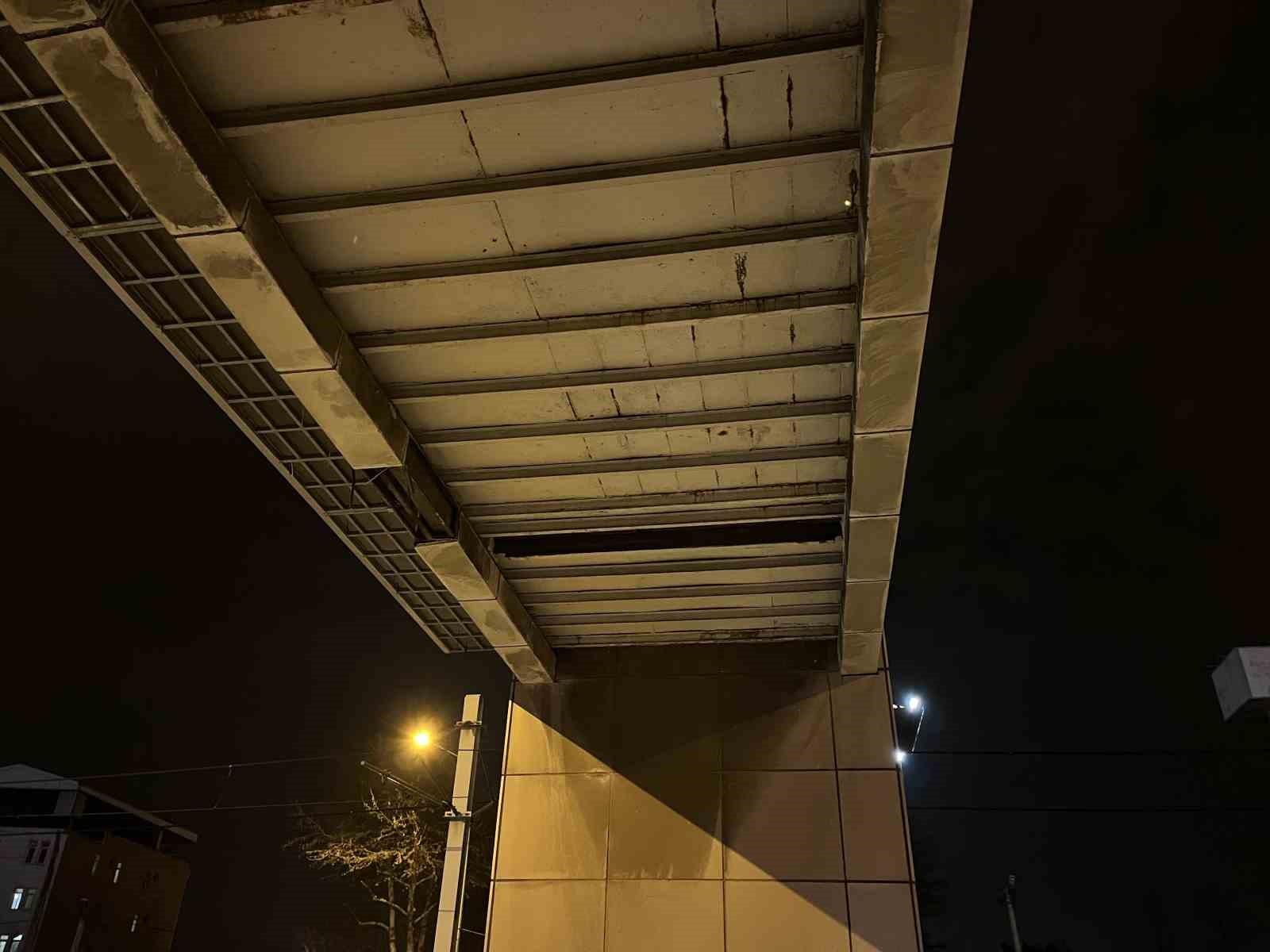 Bursa’da faciaya ramak kala, ağır demir aracın önüne düştü
Bursa’da faciaya ramak kala, ağır demir aracın önüne düştü