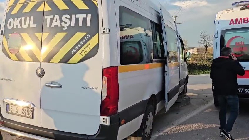 Bursa’da fenalaşan servis şoförü kaldırıma çıkıp güçlükle durabildi
