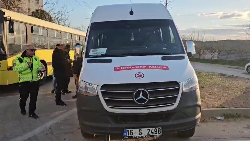 Bursa’da fenalaşan servis şoförü kaldırıma çıkıp güçlükle durabildi
