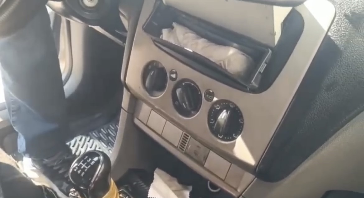 Bursa’da film gibi operasyon, Islak mendilden, aracın zulasına… Hepsi tek tek çıktı
