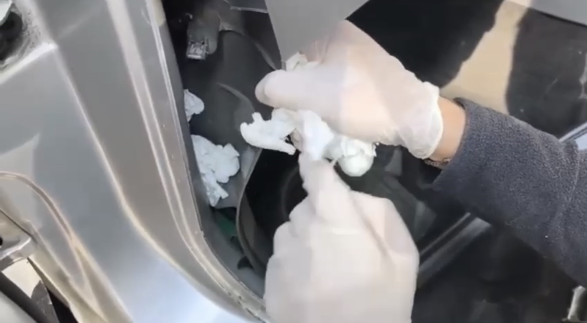 Bursa’da film gibi operasyon, Islak mendilden, aracın zulasına… Hepsi tek tek çıktı
