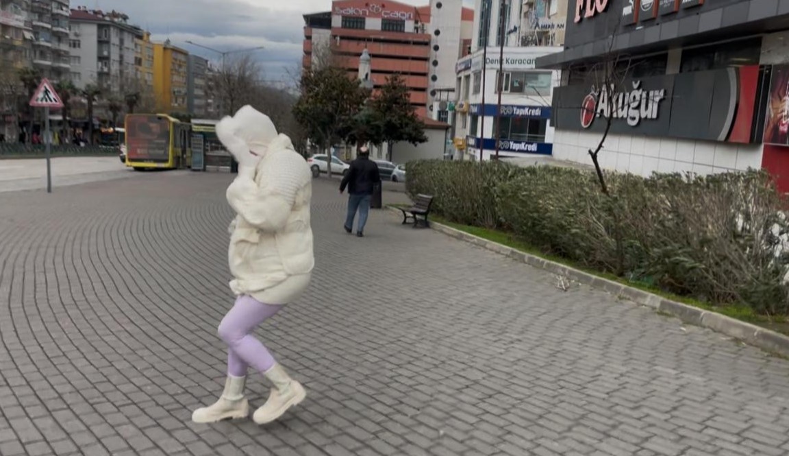 Bursa’da fırtına uçurdu...Yolda yürümekte güçlük çektiler

