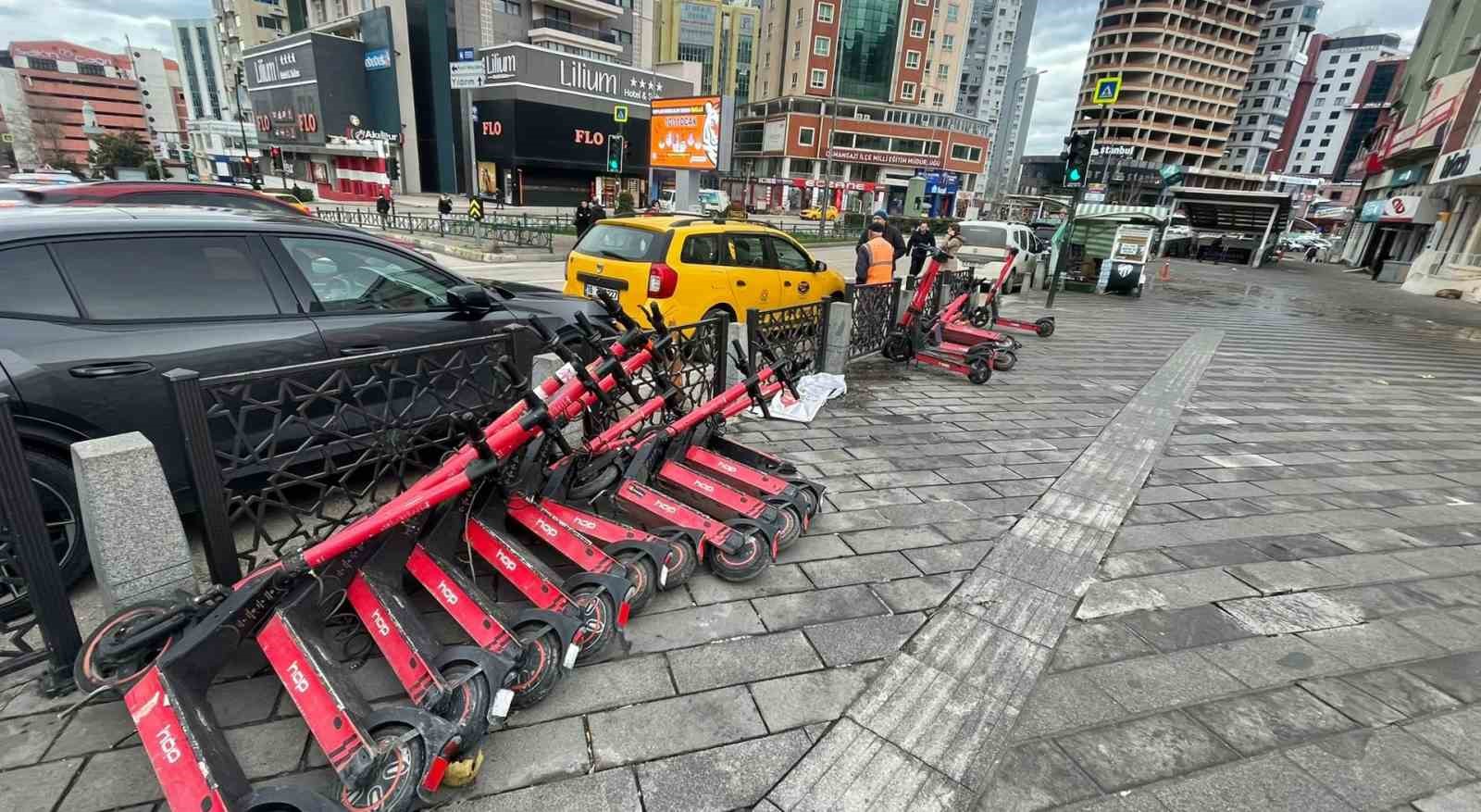 Bursa’da fırtına uçurdu...Yolda yürümekte güçlük çektiler
