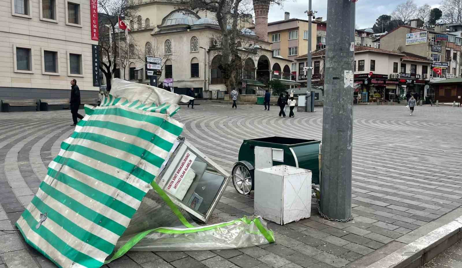 Bursa’da fırtına uçurdu...Yolda yürümekte güçlük çektiler
